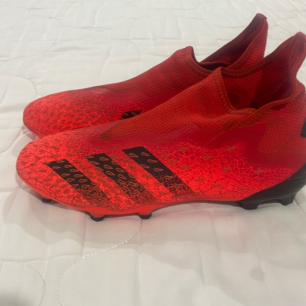 Adidas laceless soccer cleats 9.5 Predator